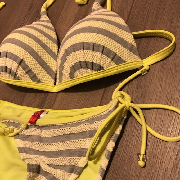 Bikini - Picture 3 of 3